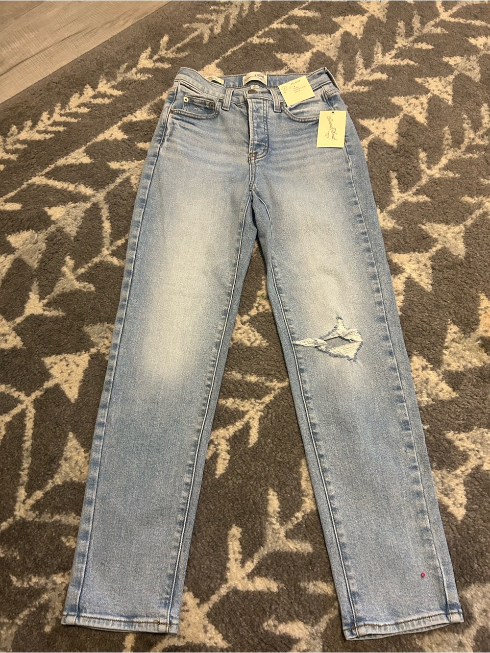 New with tags Universal Thread Light Blue Straight-Leg Distressed Jeans